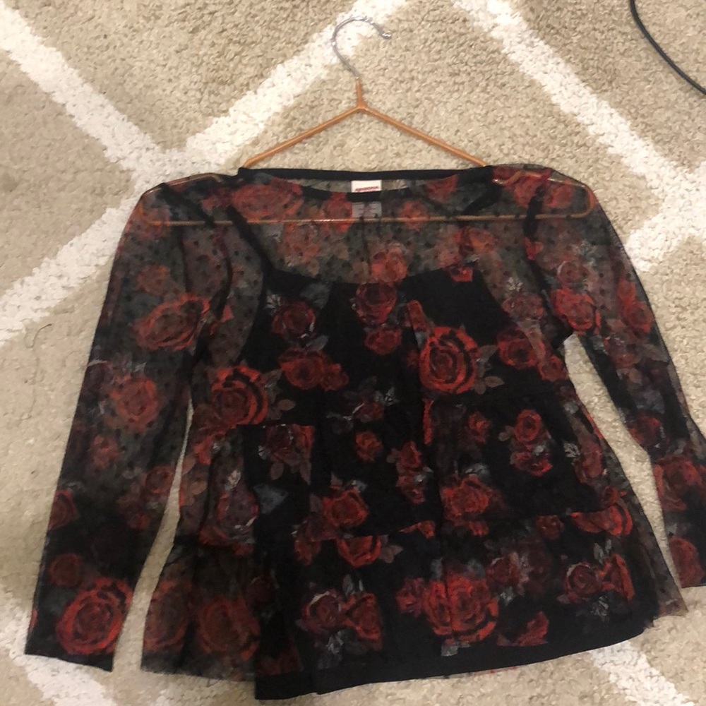 It has a rose design. From Arizona Jean Co
